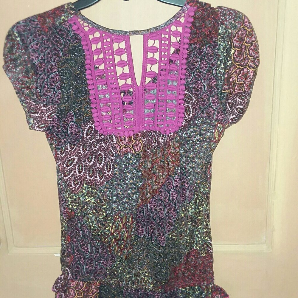 Cute Detailed top - Picture 2 of 3